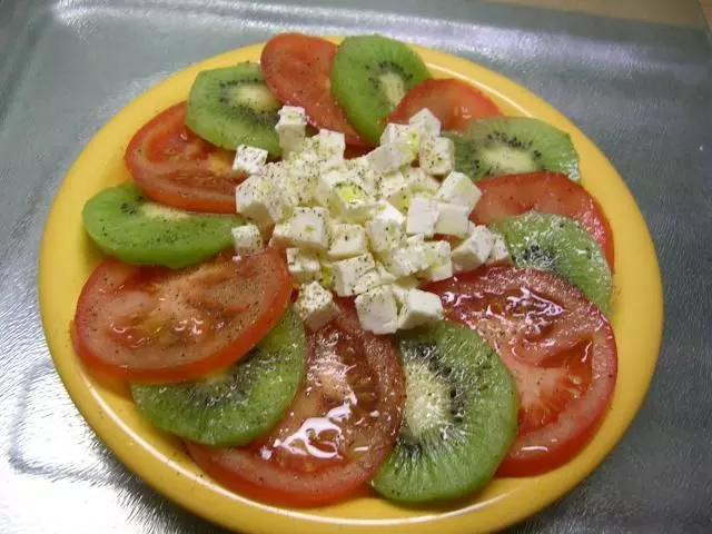 Tomate-Kiwi-Salat
